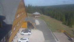 Parkoviště a hlavní vchod