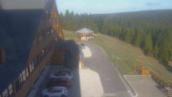 Parkoviště a hlavní vchod