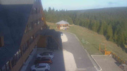 Parkoviště a hlavní vchod
