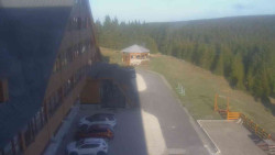 Parkoviště a hlavní vchod