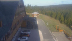Parkoviště a hlavní vchod
