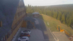 Parkoviště a hlavní vchod