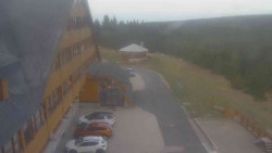 Parkoviště a hlavní vchod