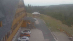 Parkoviště a hlavní vchod