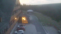 Parkoviště a hlavní vchod