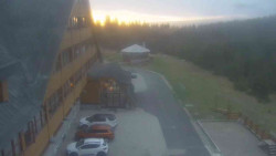 Parkoviště a hlavní vchod