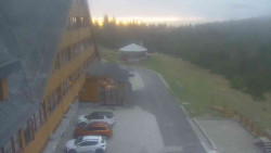 Parkoviště a hlavní vchod