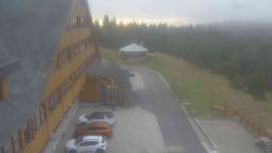 Parkoviště a hlavní vchod