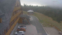 Parkoviště a hlavní vchod