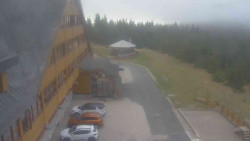 Parkoviště a hlavní vchod