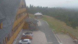 Parkoviště a hlavní vchod
