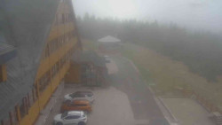 Parkoviště a hlavní vchod
