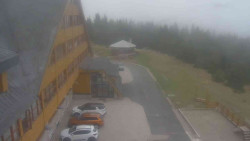 Parkoviště a hlavní vchod