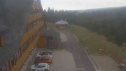 Parkoviště a hlavní vchod