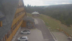 Parkoviště a hlavní vchod