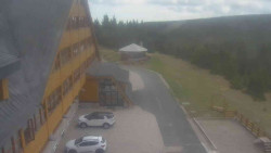 Parkoviště a hlavní vchod
