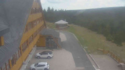 Parkoviště a hlavní vchod