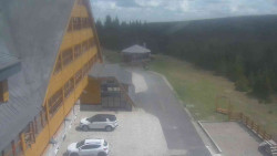 Parkoviště a hlavní vchod