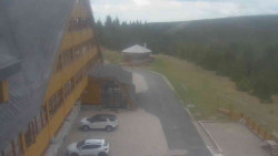 Parkoviště a hlavní vchod
