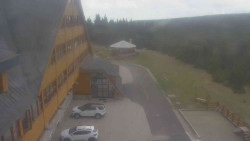 Parkoviště a hlavní vchod
