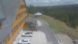 Parkoviště a hlavní vchod