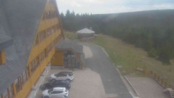 Parkoviště a hlavní vchod