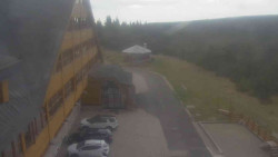 Parkoviště a hlavní vchod