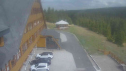 Parkoviště a hlavní vchod