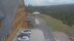 Parkoviště a hlavní vchod