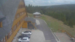 Parkoviště a hlavní vchod