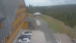 Parkoviště a hlavní vchod