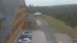 Parkoviště a hlavní vchod
