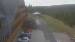 Parkoviště a hlavní vchod