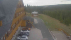 Parkoviště a hlavní vchod