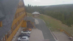 Parkoviště a hlavní vchod