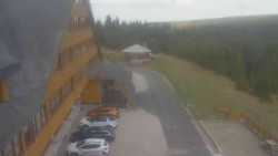 Parkoviště a hlavní vchod
