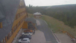 Parkoviště a hlavní vchod