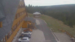 Parkoviště a hlavní vchod