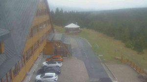 Sporthotel Kurzovní - Parkoviště a hlavní vchod - 7.5.2026 v 05:50 Sporthotel Kurzovní - Parkoviště a hlavní vchod - 7.5.2026 v 05:50