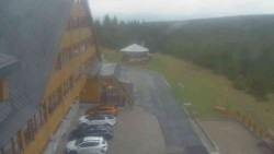 Parkoviště a hlavní vchod