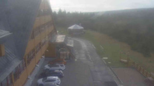 Sporthotel Kurzovní - Parkoviště a hlavní vchod - 7.5.2026 v 06:20 Sporthotel Kurzovní - Parkoviště a hlavní vchod - 7.5.2026 v 06:20