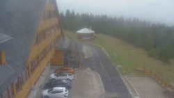 Parkoviště a hlavní vchod