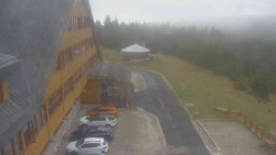 Parkoviště a hlavní vchod