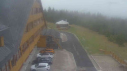 Parkoviště a hlavní vchod