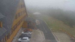 Parkoviště a hlavní vchod