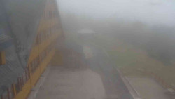 Parkoviště a hlavní vchod