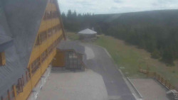 Parkoviště a hlavní vchod