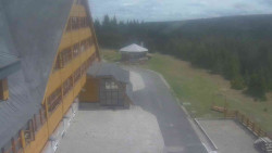 Parkoviště a hlavní vchod
