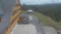 Parkoviště a hlavní vchod