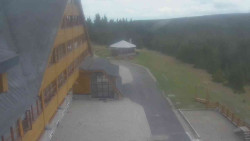 Parkoviště a hlavní vchod
